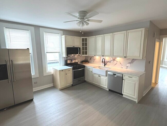 Building Photo - 2324 Clarence Ave