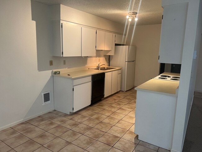 Building Photo - 3 Bedroom Condo for Rent - Hood River