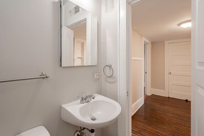 Building Photo - Charming 1 Bedroom Apartment - Section 8 A...