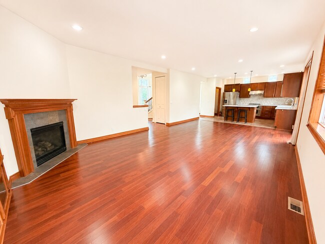 Building Photo - Spacious 5 Bedroom Home with A/C, Den, Waterfall in Prime Kenmore Cul-de-Sac