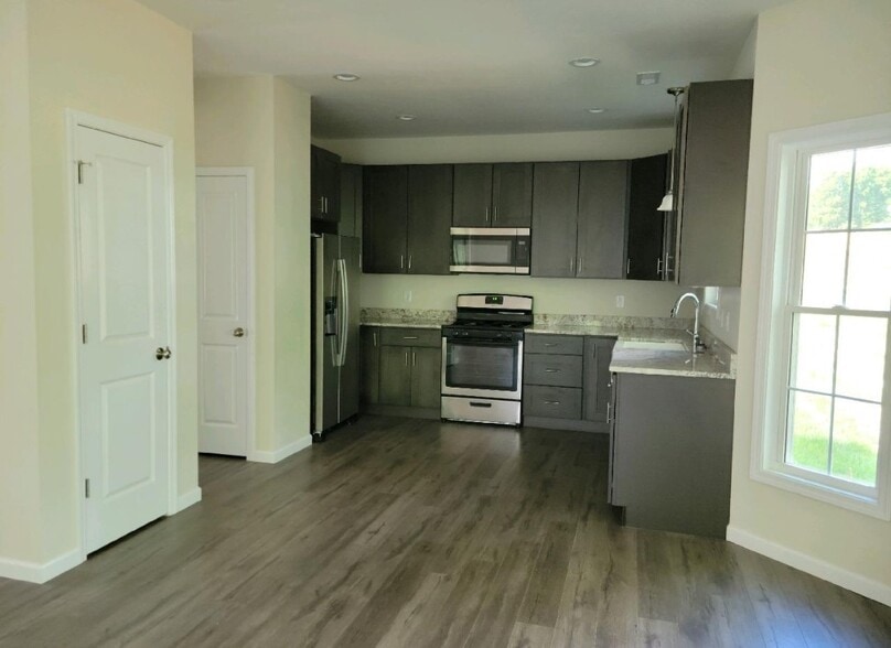 Building Photo - 905 W Estate Dr