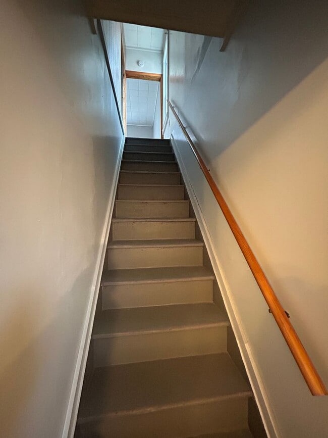 Building Photo - 3 bedroom 1 bathroom House