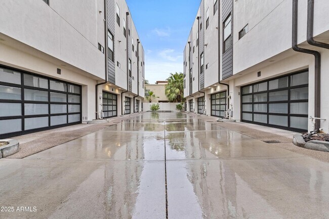 Building Photo - 325 E Coronado Rd