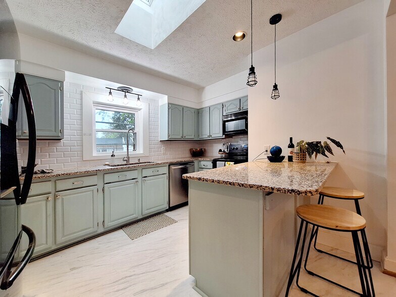 Building Photo - 4125 Peachtree Ave