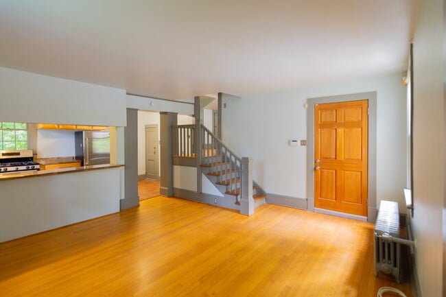 Building Photo - Inviting Stone Home for Rent – Walking Dis...