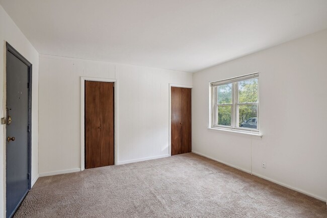 Building Photo - Spacious Top-Floor 1BR on Beautiful Iris P...