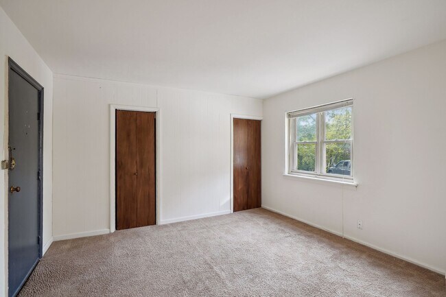 Building Photo - Spacious Top-Floor 1BR on Beautiful Iris Park!