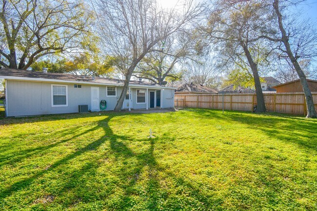 Building Photo - 5006 Libbey Dr