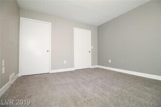 Building Photo - 555 E Silverado Ranch Blvd