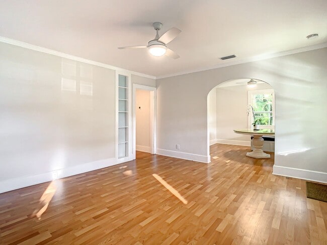 Building Photo - Charming two bedroom two bathroom cottage in North St. Petersburg Fully Updated.