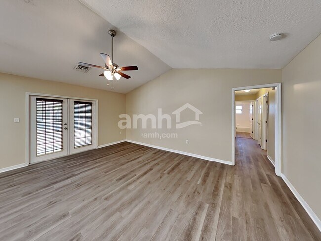 Building Photo - 1004 Lantana Dr