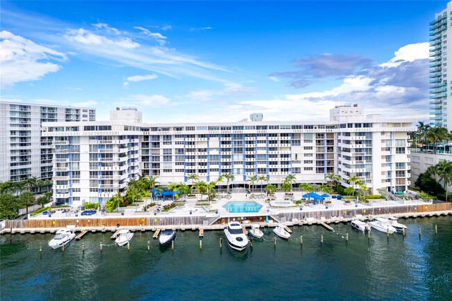 South Bay Club Biscayne Bay - 800 West Ave