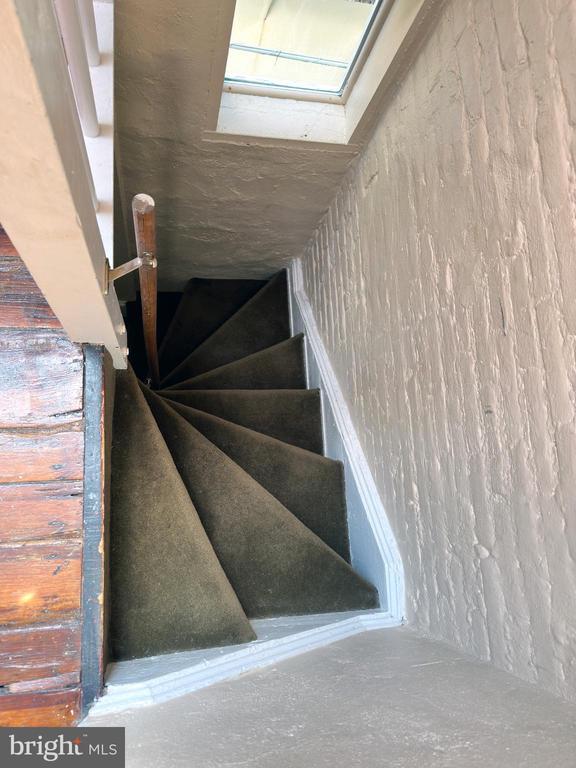 Building Photo - 623 S American St