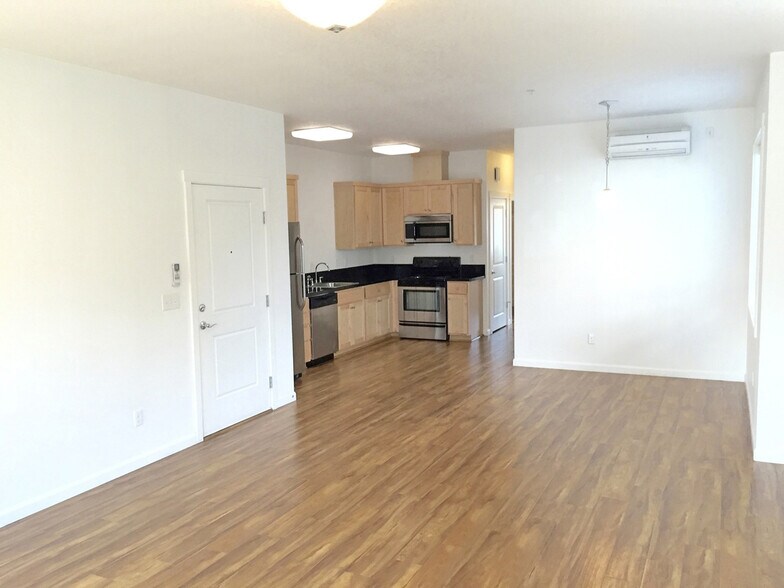 Building Photo - 1555 N Willis Blvd