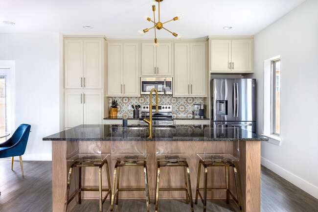 Building Photo - 1940 Green Hill Dr