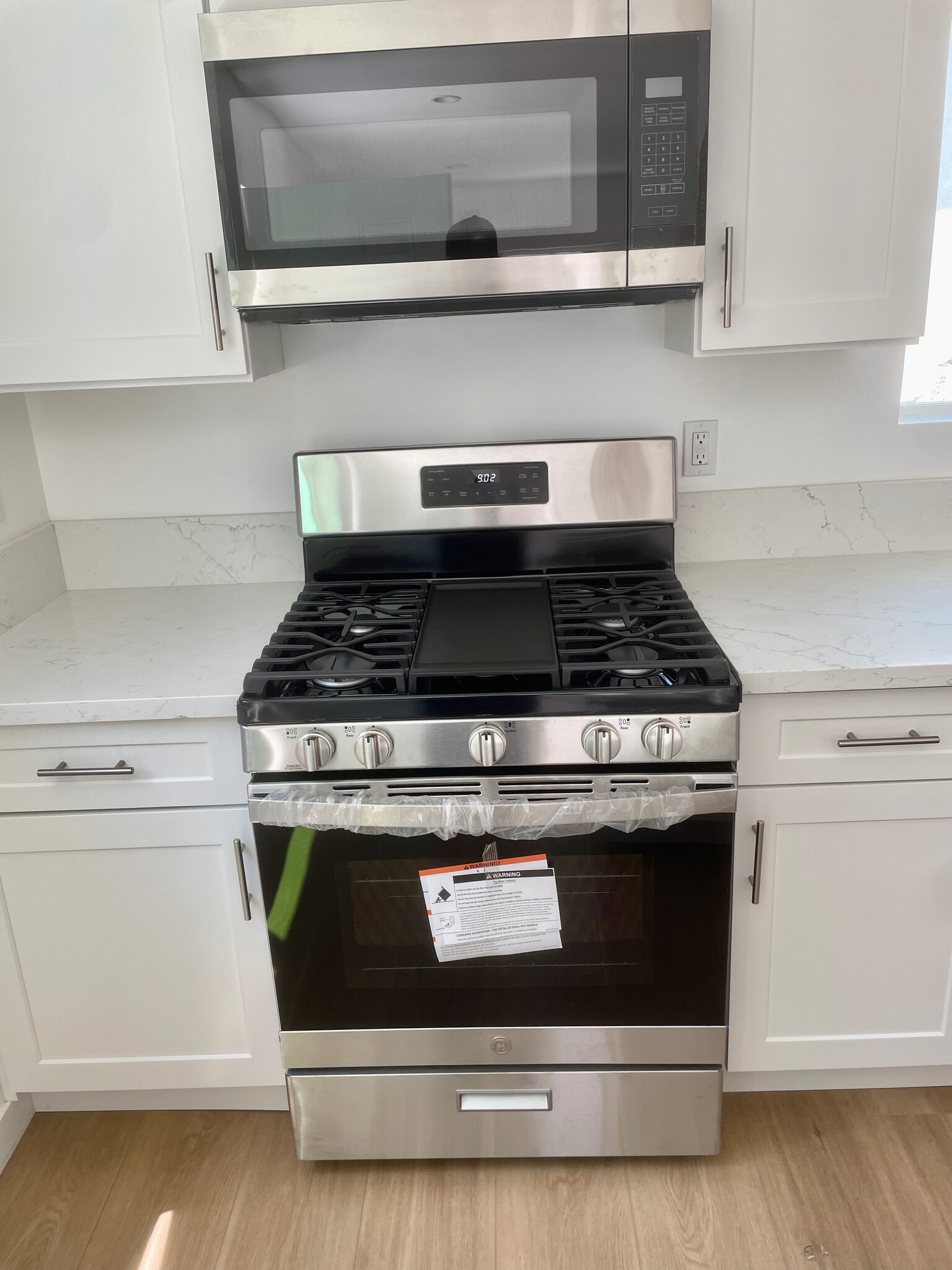 Stove/Microwave - 3542 W 132nd St