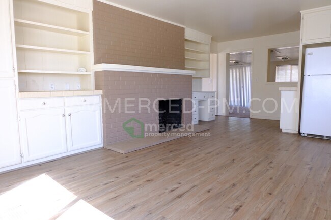 Building Photo - 15290 Sunset Dr