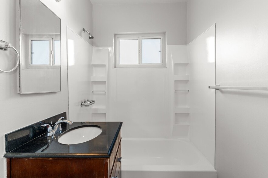 Building Photo - 621 Cerritos Ave