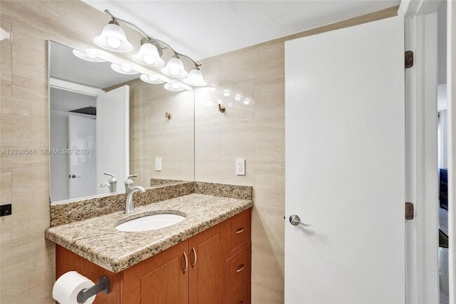 Building Photo - 2030 S Ocean Dr
