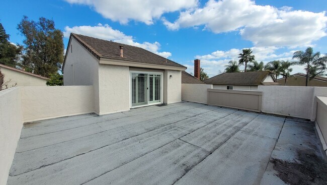 Building Photo - NOW AVAILABLE!! Gorgeous Two Story 3 Bedroom 3 Bath Perfect for Working From Home and Entertaining!