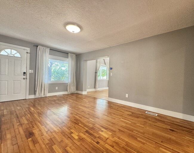 Building Photo - 6543 SE Borwick St