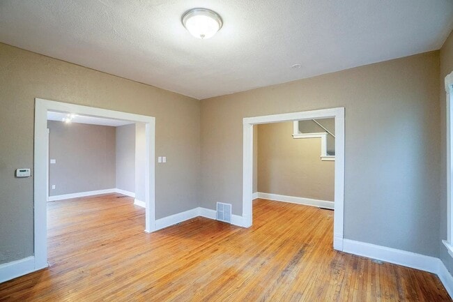 Building Photo - 4 Bedroom 1 Bath - Short term lease available contact for more information