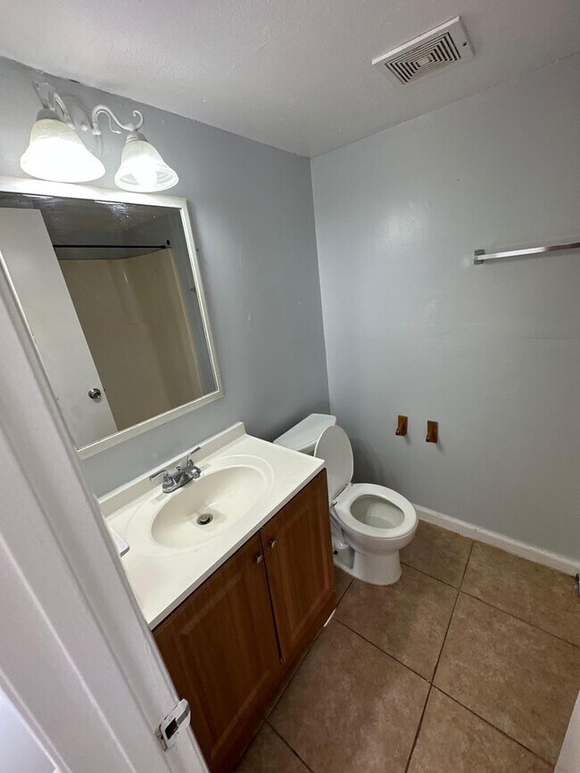 Building Photo - 712 Eaverson St