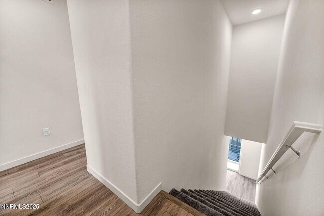 Building Photo - 557 California Ave