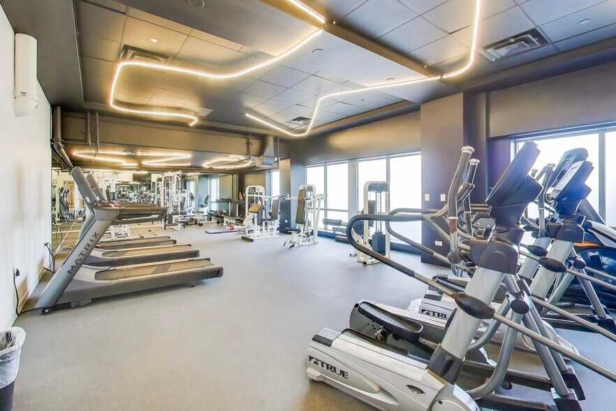 Building Photo - 933 W Van Buren St