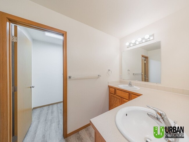Building Photo - Spacious, clean, modern 4bd/2bth