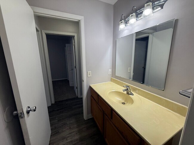 Building Photo - 2081-2083 Shangrai La Dr SE