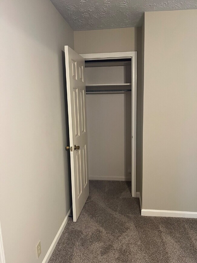 Building Photo - "Charming 2-Bed, 2.5-Bath Townhouse Retrea...