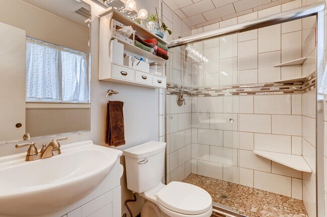 Building Photo - Bright & Cozy 3-Bedroom in the Heart of Longmont!