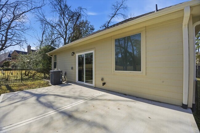 Building Photo - 3411 Country Club Blvd