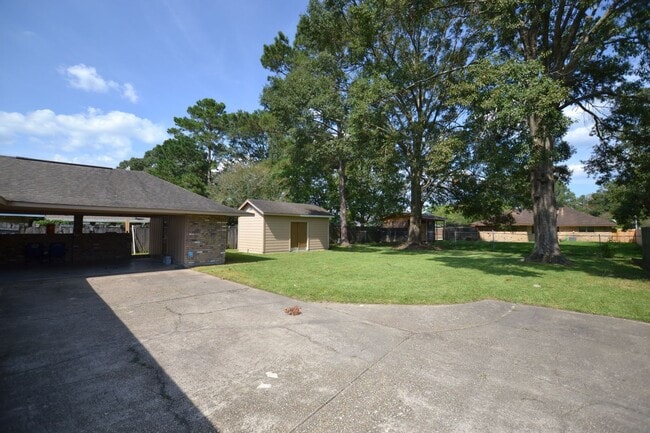 Building Photo - Must See!  Beautifully remodeled 3 bedroom, 2 bath home in Park Forest - Oakcrest Subdv