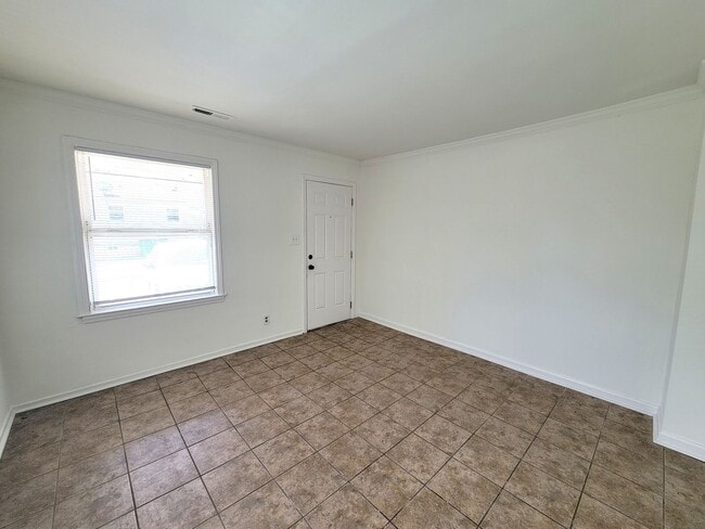 Building Photo - Adorable 2-bedroom ready now!