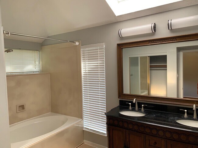 Building Photo - 3111 Lazy Brook Dr