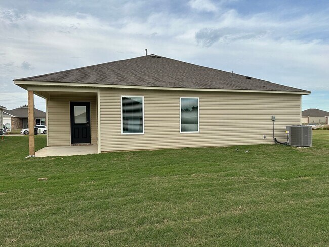 Building Photo - Brand-new 3 bedroom, 2 bath home located in historic Claremore