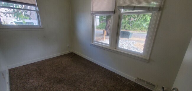 Building Photo - 1/2 off first month! 6bd/2bath House