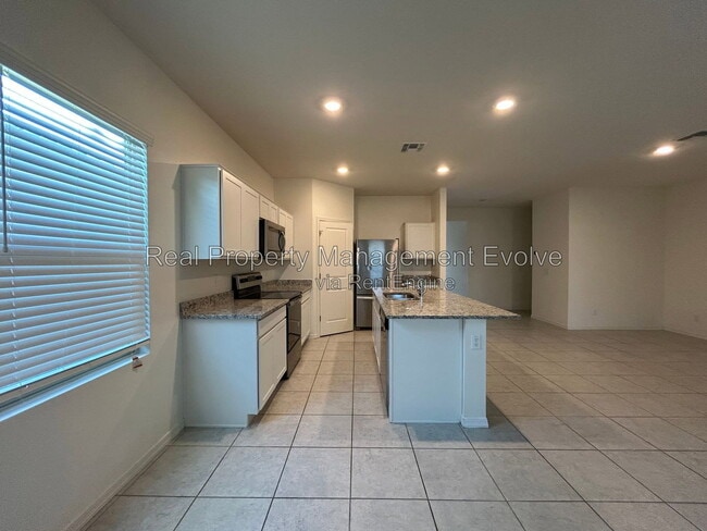 Building Photo - 6512 W Magdalena Ln