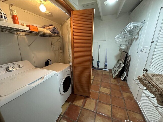 Building Photo - 4490 NE Indian River Dr