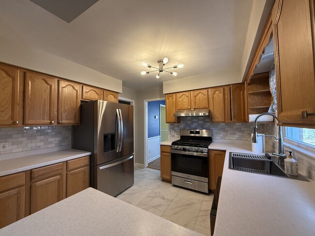 Building Photo - 4 Bedroom Home in Village Green.