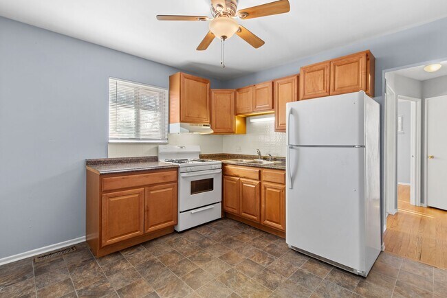 Building Photo - MOVE IN READY 2Bed 1Bath Duplex in St. Charles!