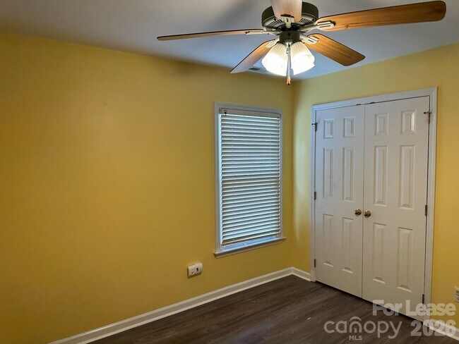 Building Photo - 9207 Sandpiper Dr