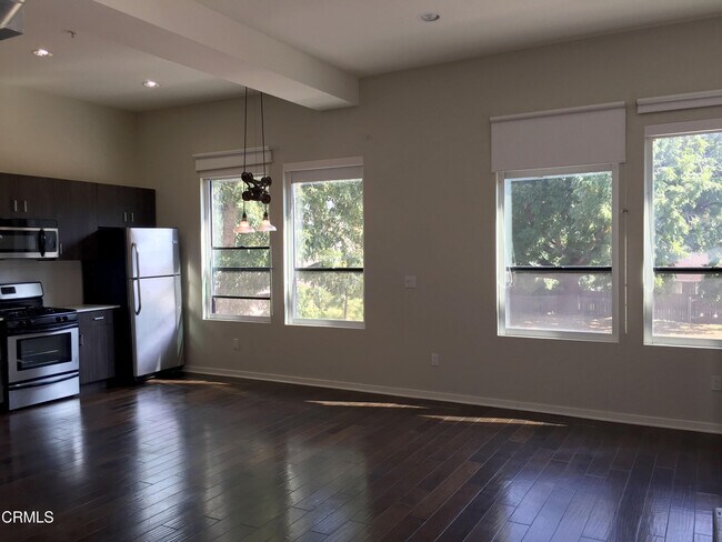 Building Photo - 909 El Centro St