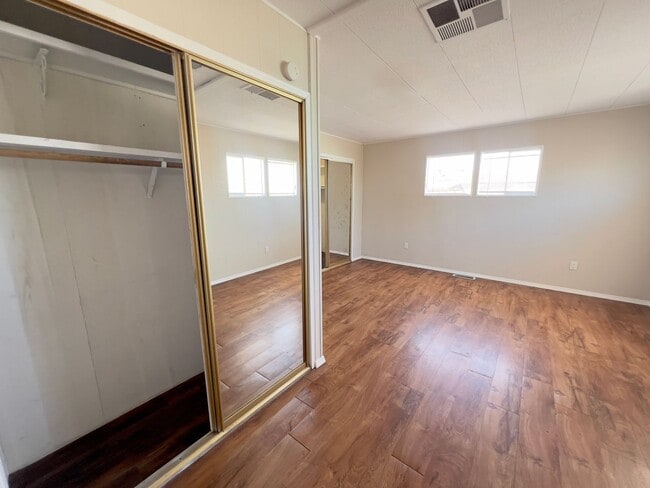 Building Photo - Newly Remodeled 3 bed/2 bath Manufactured Home located in NE Las Vegas!