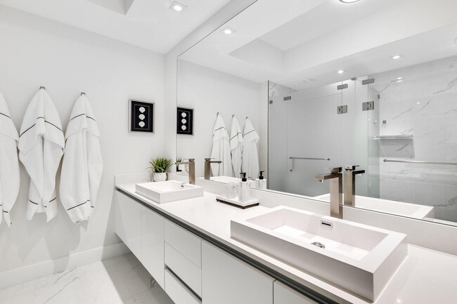 Building Photo - 3100 N Ocean Dr