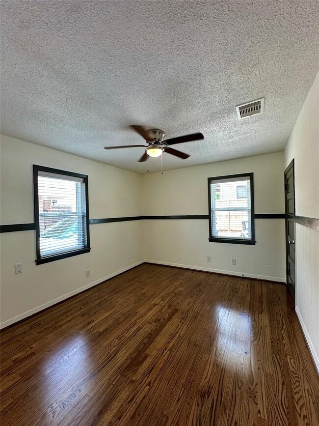 Building Photo - 813 Waverly St