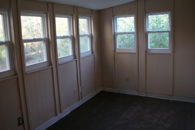Building Photo - 3 Bedroom in Hazelwood with hardwood floors