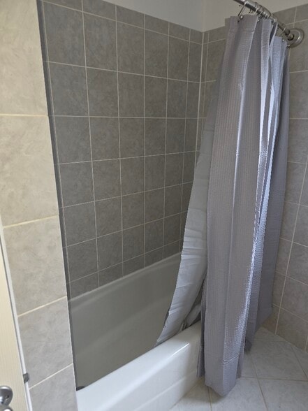 Main bathroom - 826 E Capri Dr